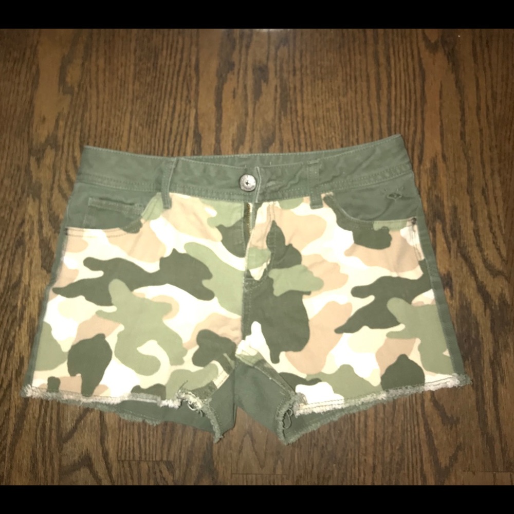 Jean shorts with frayed hem